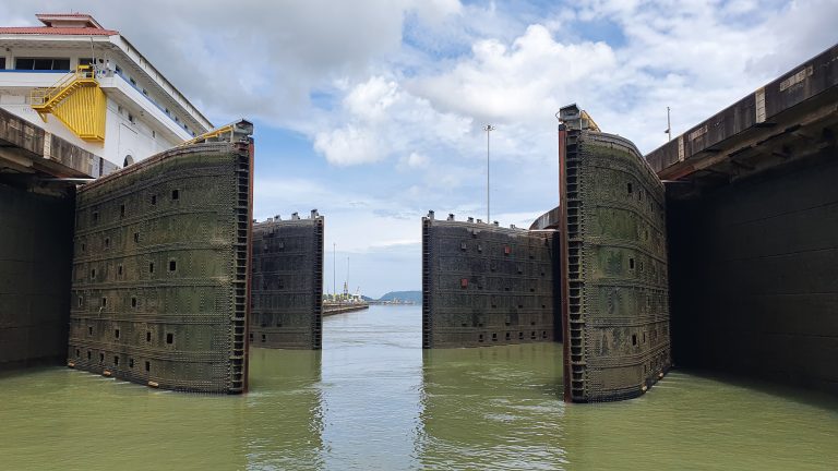 Lire la suite à propos de l’article TRAVERSER LE CANAL DU PANAMA EN BATEAU