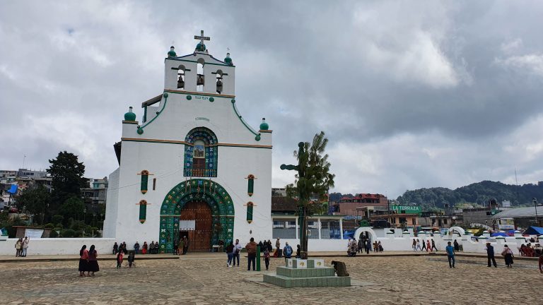 Lire la suite à propos de l’article L’EGLISE SAN JUAN BAUTISTA à SAN JUAN DE CHAMULA (Région de Chiapas au Mexique)